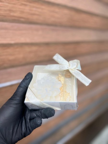 شمعة بيضاء مع ملبس